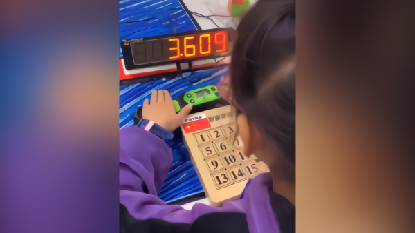 8岁女童3.6秒复原数字华容道：坚持每日练习
