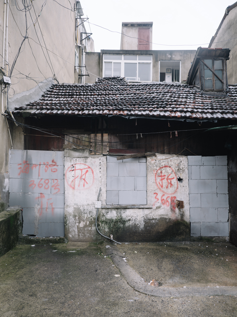 地块北侧边缘的海洲路,沿街老屋的门面已用水泥封死。