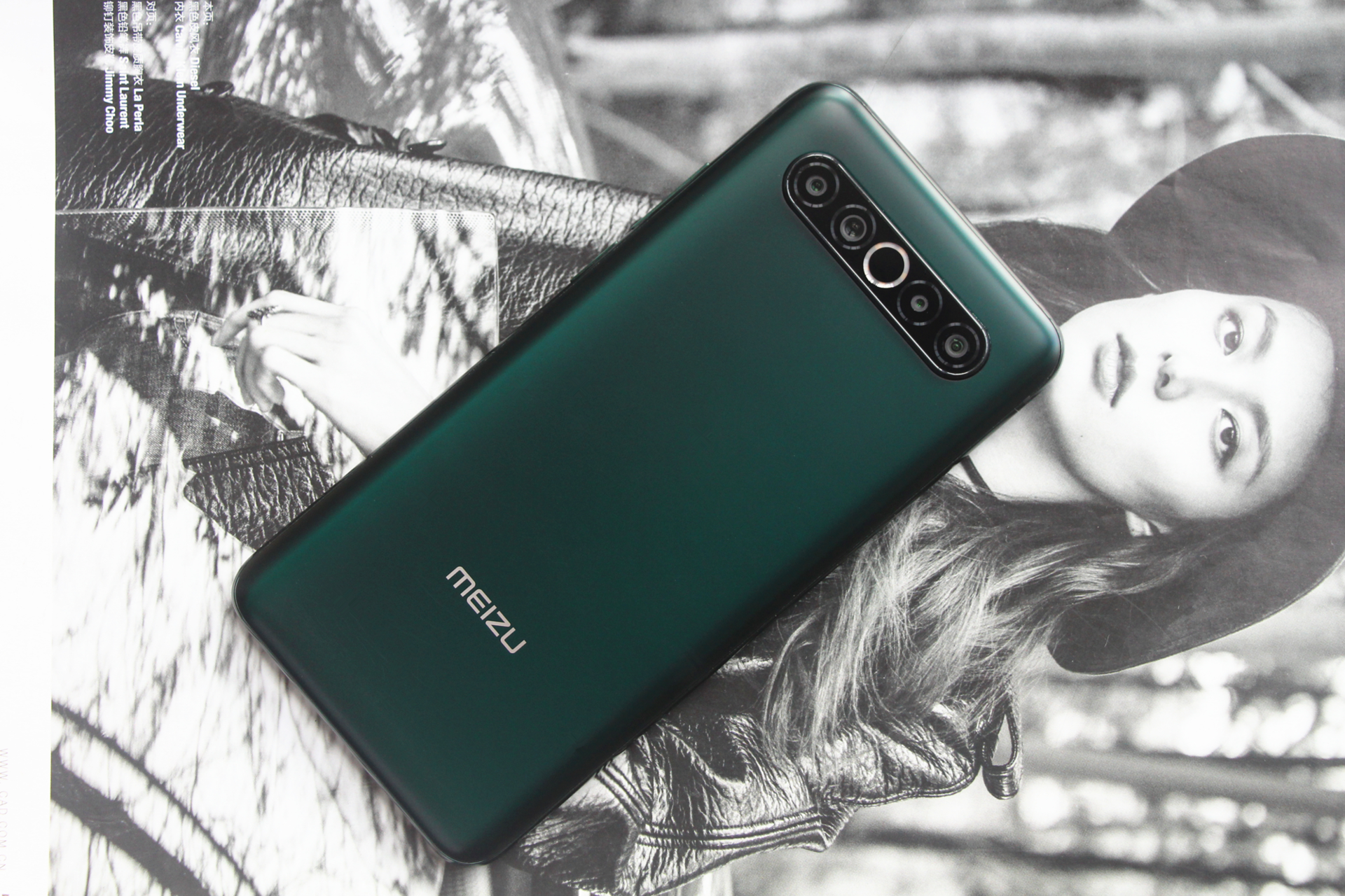 打动魅友的设计!魅族17系列后壳真的顶,这种材质手感绝了