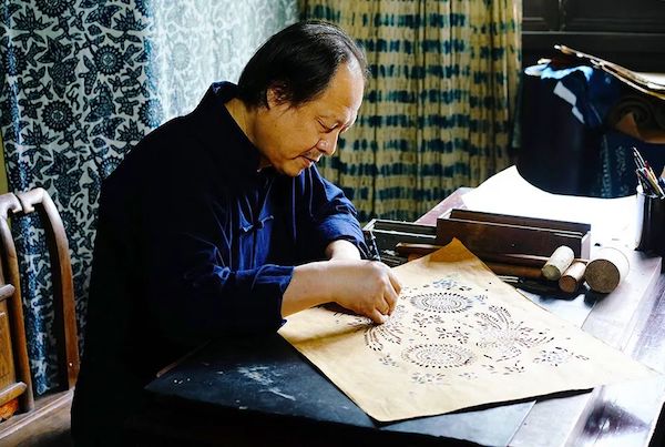 吴元新，中国工艺美术大师，研究员，首批国家级非物质文化遗产代表性传承人