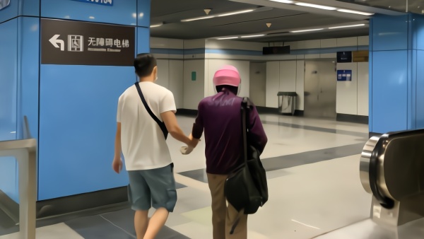 上海地铁扭送猥亵男的白衣小哥找到了，原来是便衣民警
