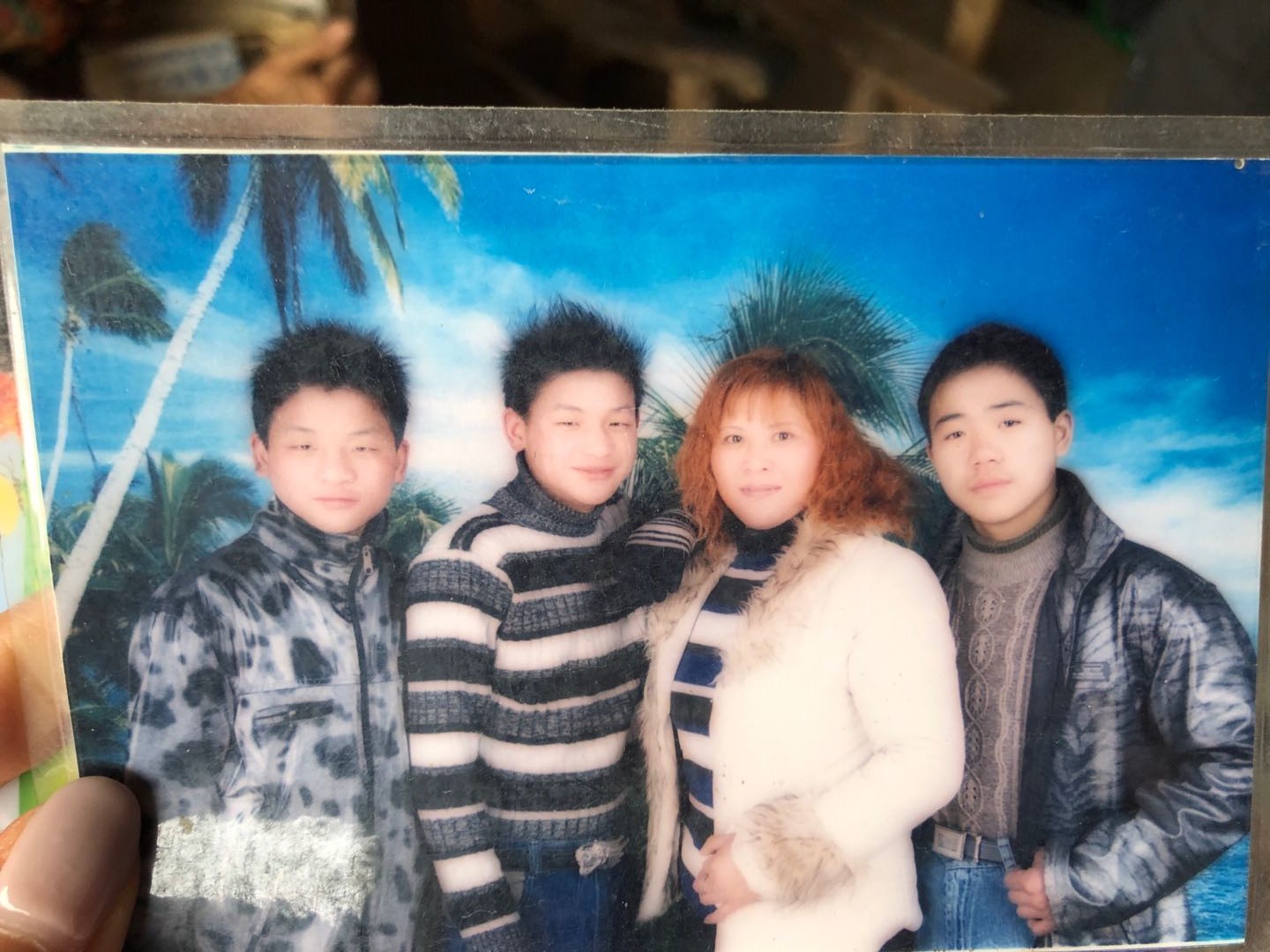 离家这些年,宋小女给婆婆寄回的她和两个儿子以及吴国胜的儿子的合影