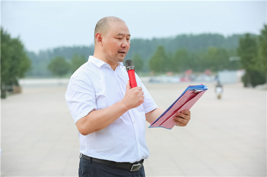 商会会长,党支部 书记朱加军带领全体党员面对党旗庄严宣誓,重温入党