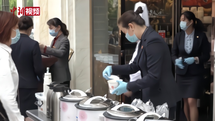 武汉五星级酒店路边摆摊卖早餐  品种丰富价格亲民