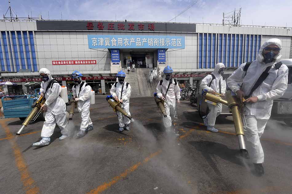 6月16日上午9点，北京蓝天救援队为丰台区岳各庄批发市场进行了消杀。人民视觉 图