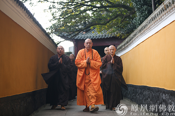 道慈大和尚率众朝拜抵达佛顶山（图片来源：凤凰网佛教 摄影：普陀山佛教）