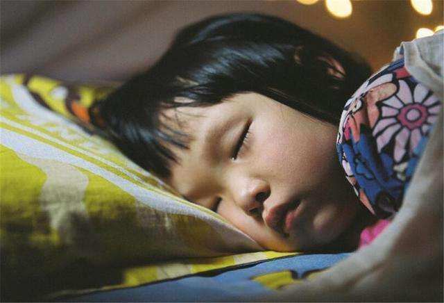 5岁女儿突然蜷缩着睡觉儿童心理专家问题出在父母身上