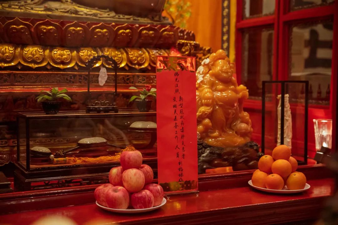 玉佛禅寺内部举行供佛斋天吉祥息灾祈福法会,祈愿疫