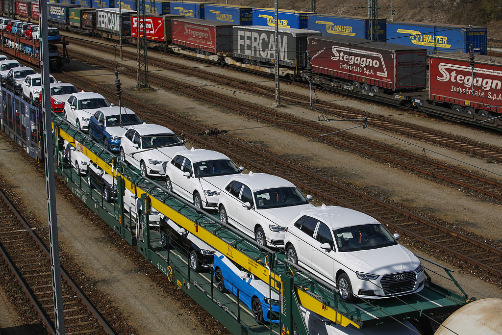 德国宝马工厂新产汽车经铁路运送