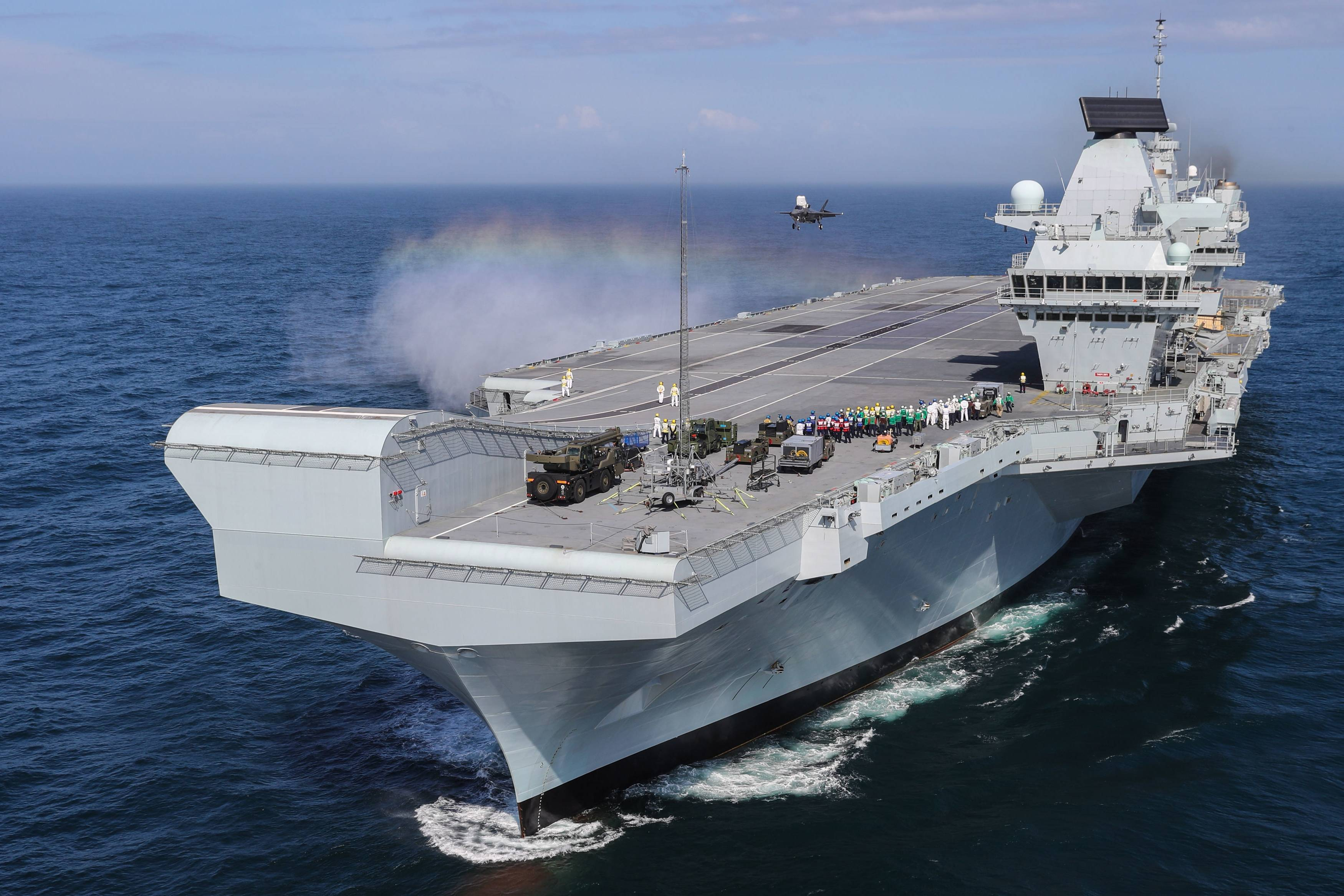 舰载机数量不足,配套机型延迟服役,英国女王号航母强行作战部署