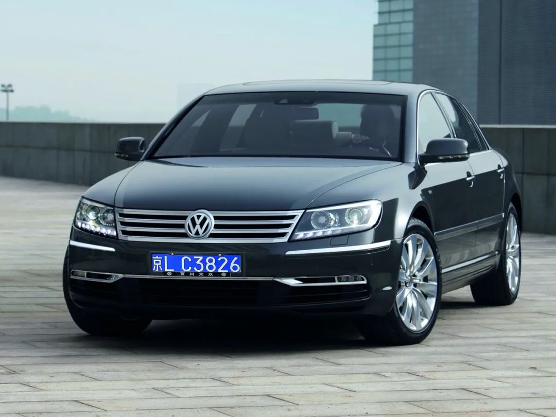 2l v8自然吸气发动机 / 6at变速箱 / 前置四驱动力参数:335ps@6500rpm