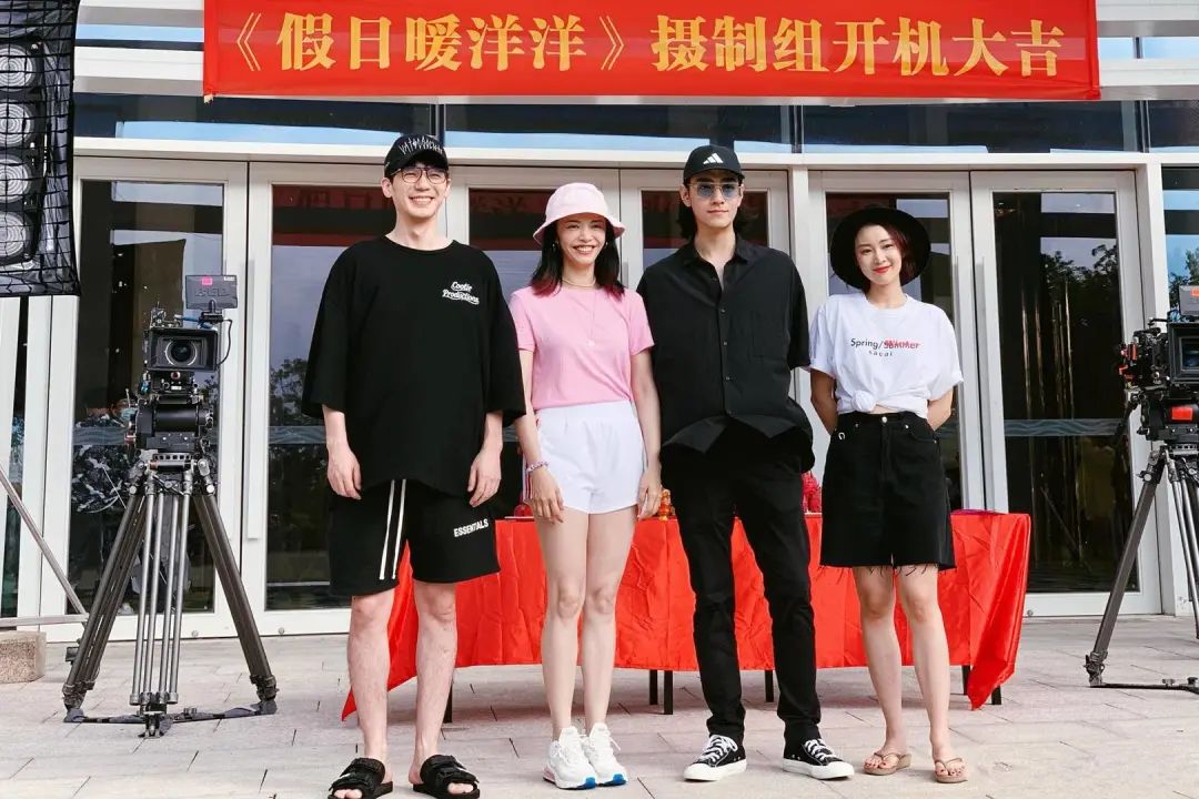 姚晨太会保养了身穿印花裙优雅明艳同框白宇看不出10岁年龄差