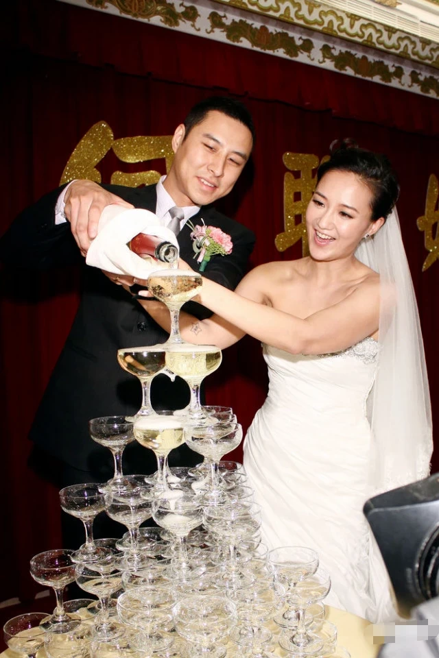 个性开朗的何妤玟不时会在社交网与粉丝分享一家四口的温馨生活.