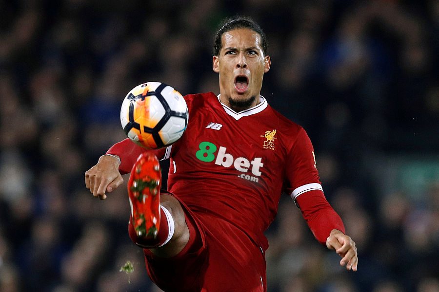 利物浦范戴克被犯规击倒对方却被裁判包庇