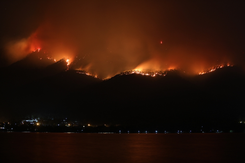 西昌山火仍在燃烧 市民凌晨观望火势走向：很心痛