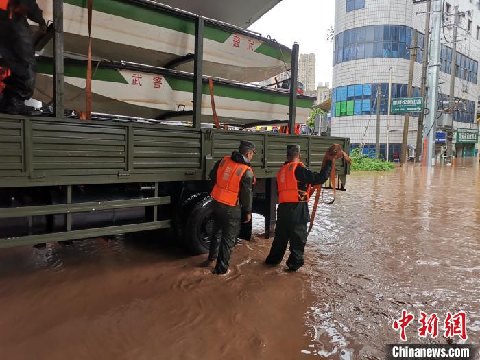 重慶萬州暴雨引發內澇武警官兵緊急馳援