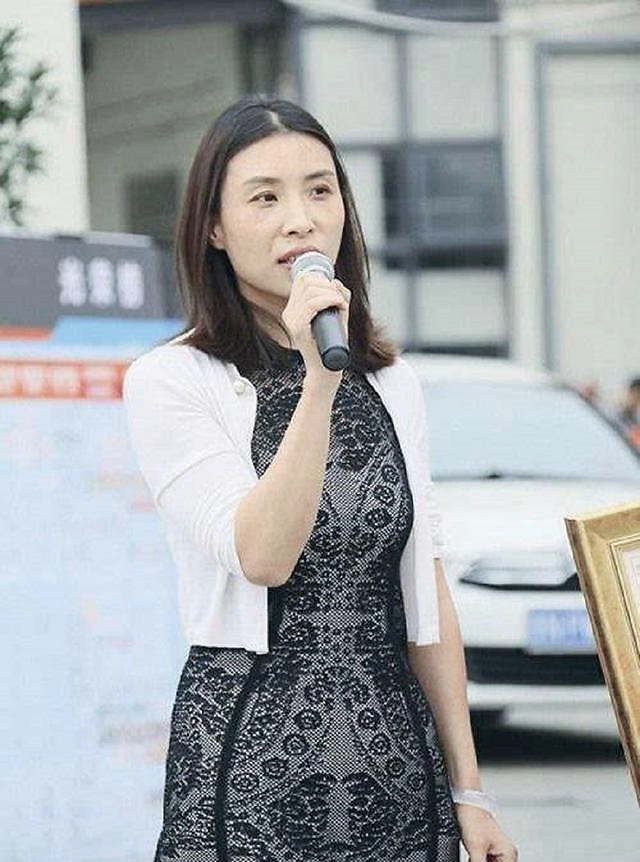 快递女王陈小英:创立申通,146亿卖给马云后,转身卖雨伞赚百亿