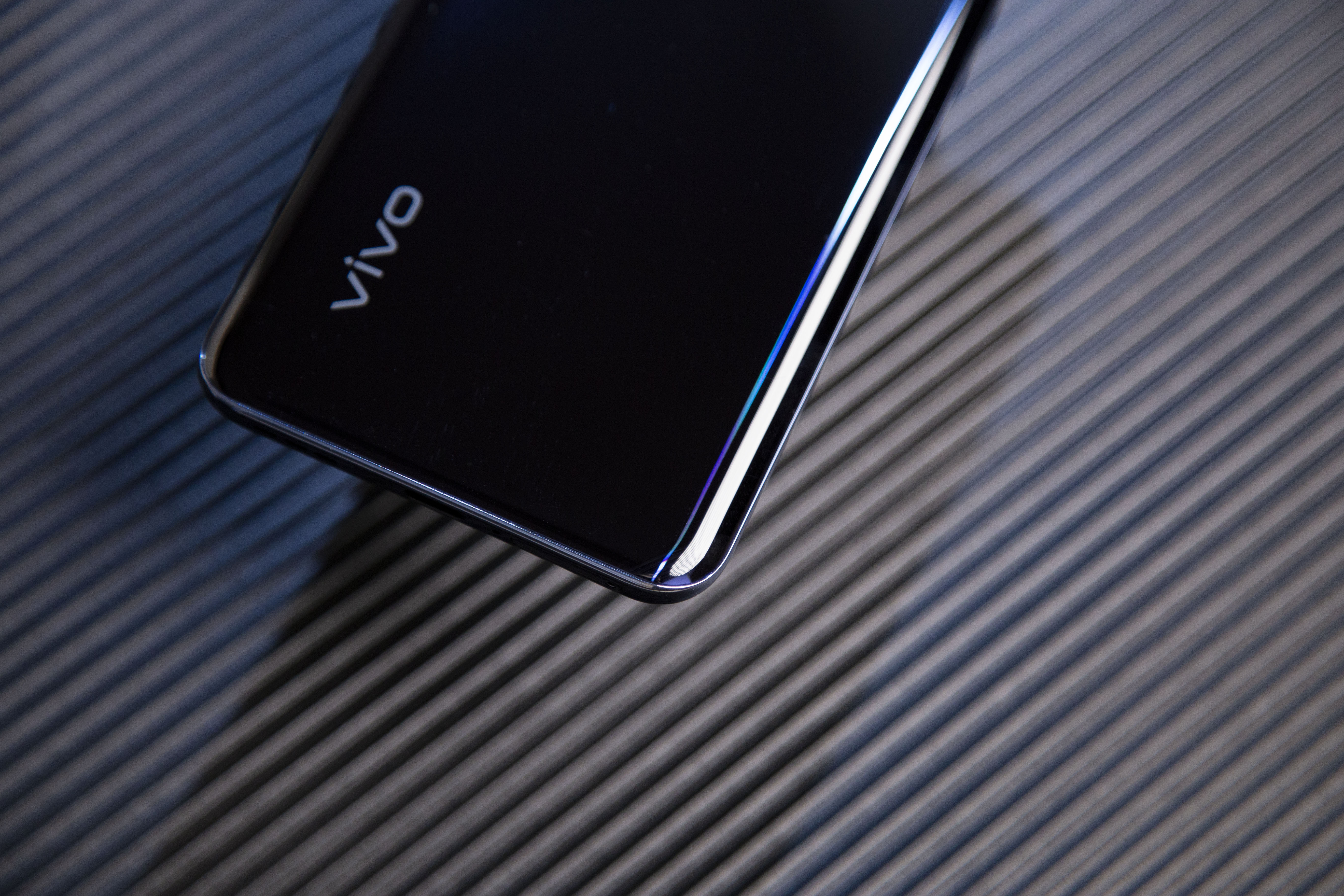 能够带来多层幻变质感,这台黑镜将深邃的黑色与渐变的银灰结合在一起