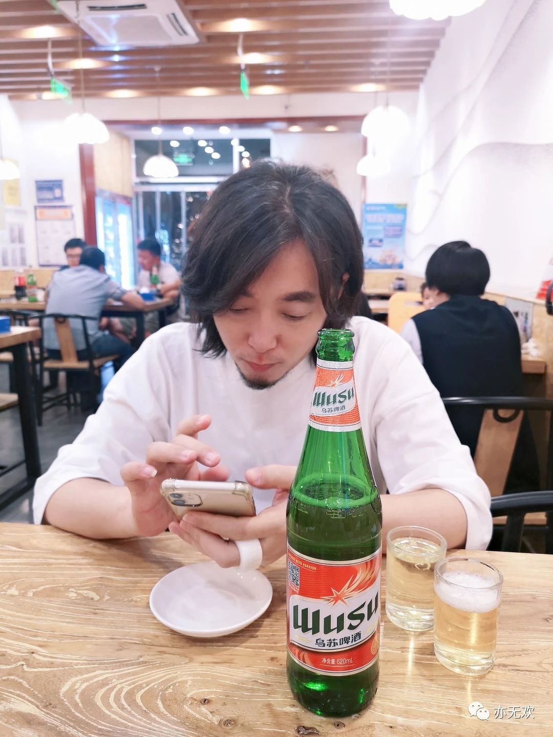 秋夜凉风起,感物多所怀美人忽已老,鬓发白渐稀不