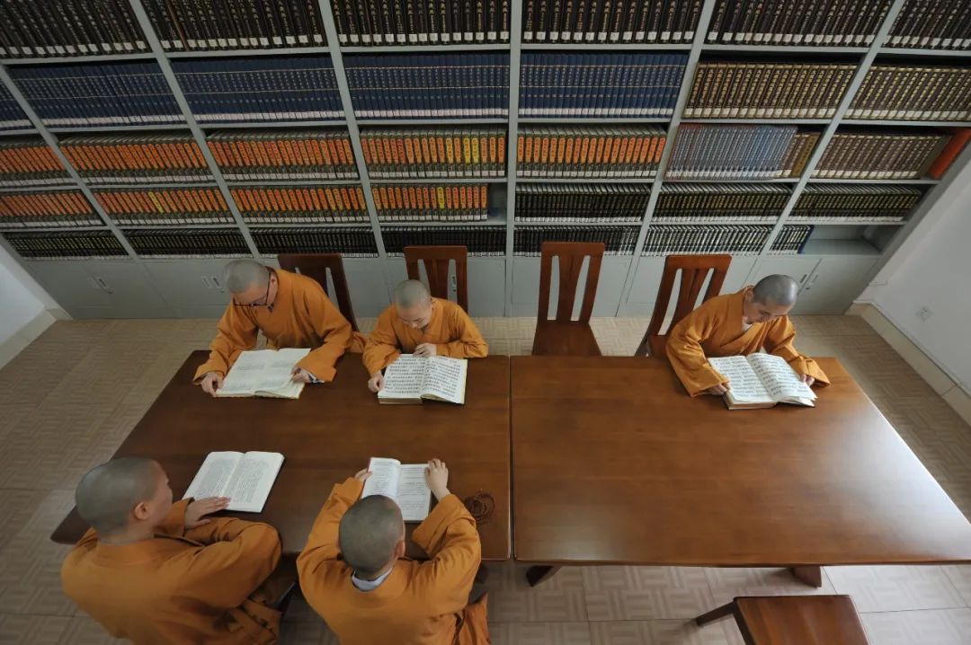 佛学院的晚自习,学僧们在干嘛?
