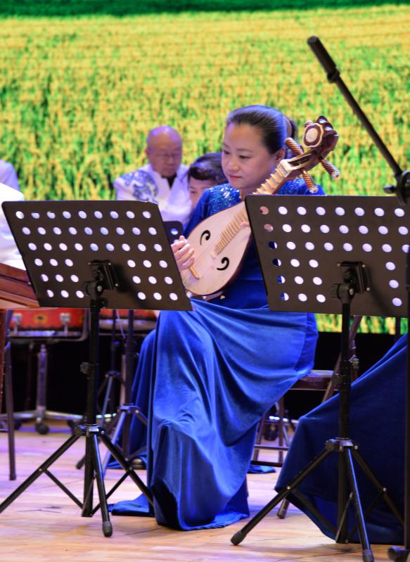 纤指飞舞,谱写民乐柳琴华章——著名柳琴演奏家张筱青的艺术情怀