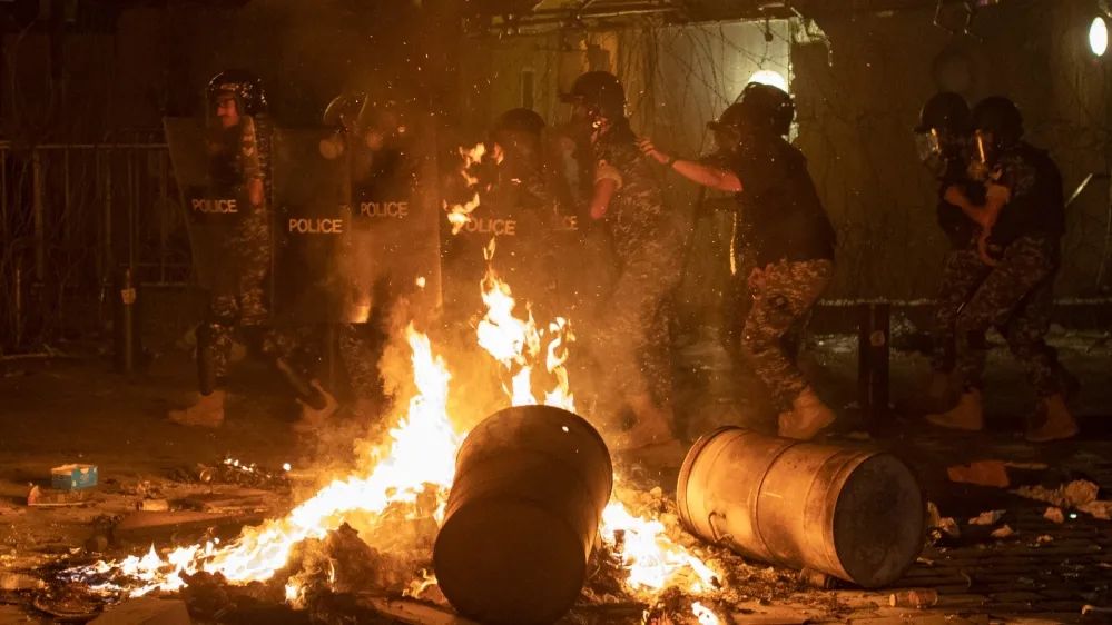 （图说：8月7日，黎巴嫩警察在贝鲁特遏制反政府示威。图/AP）