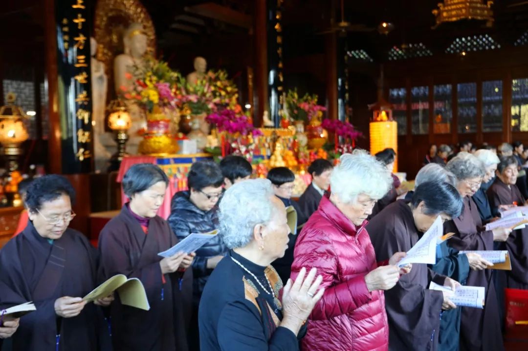 鸿山寺举行己亥年尾供法会,大众在法师们的带领下,虔诚斋天礼佛,上供