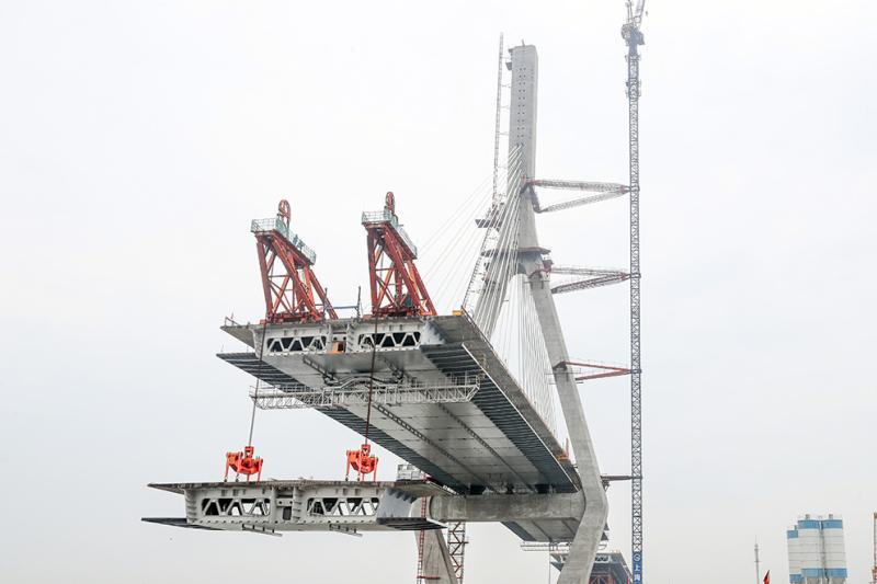 安装380吨主梁节段,精确到毫米,上海昆阳路越江大桥工程又进一步