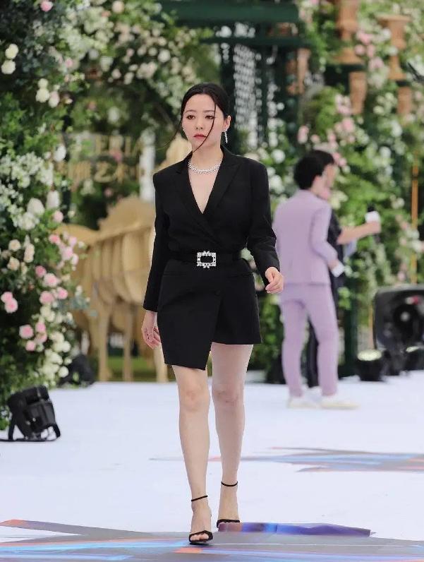 张靓颖身材发福精修照难救,网友:怎么胖成这样了?