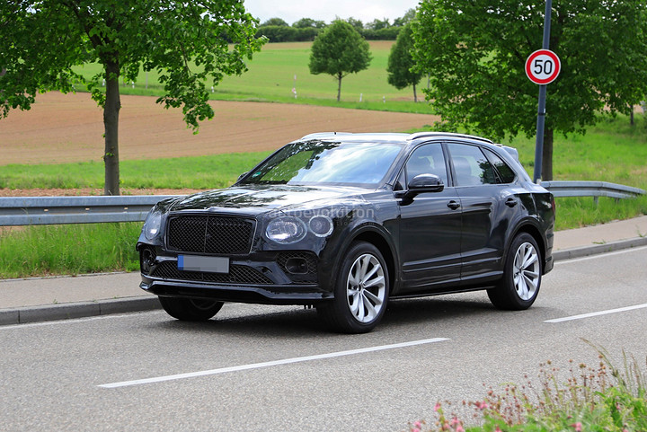 2021-bentley-bentayga-facelift-leaked-new-infotainment-looks-poorly-integrated_8.jpg