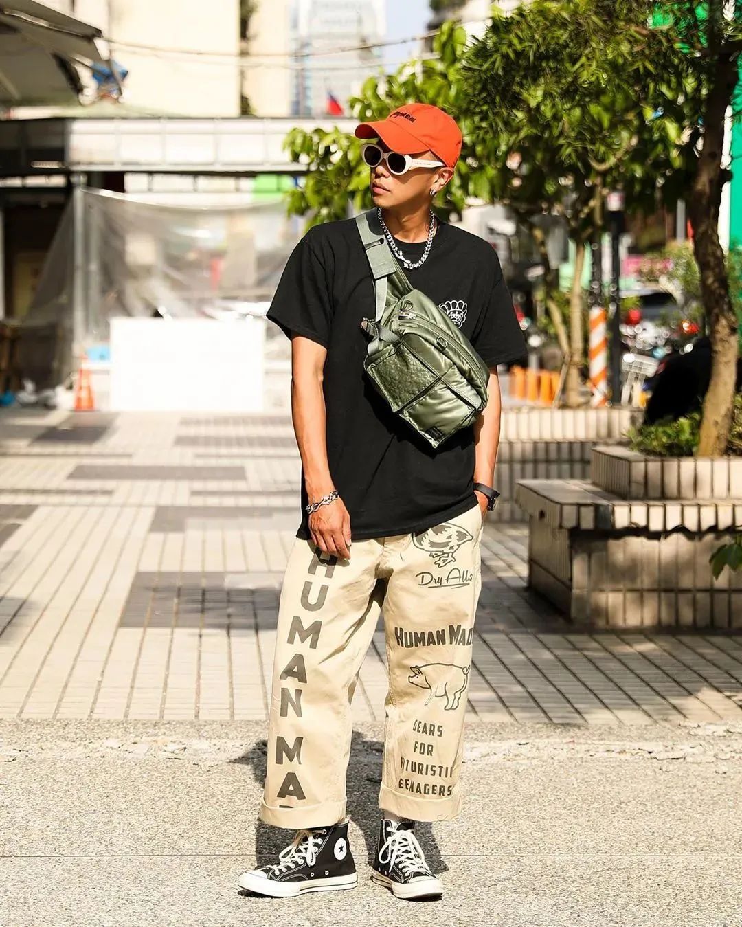 外,他也相当喜爱穿着日本街头品牌服饰,其中又以nigo所主导的human