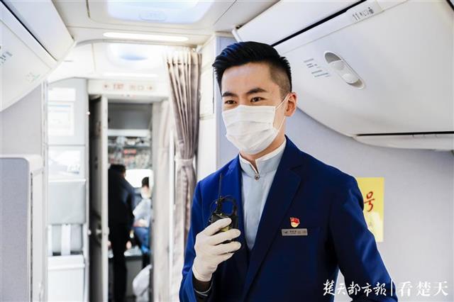 医生父亲一线救人,空少儿子后方运物资