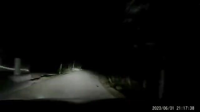 诡异深夜山村小路竟有小孩光着身子溜达小视频