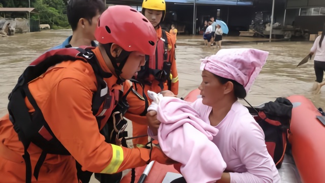 强降雨致云南盈江3人失联,消防员泥水中抱出熟睡婴儿