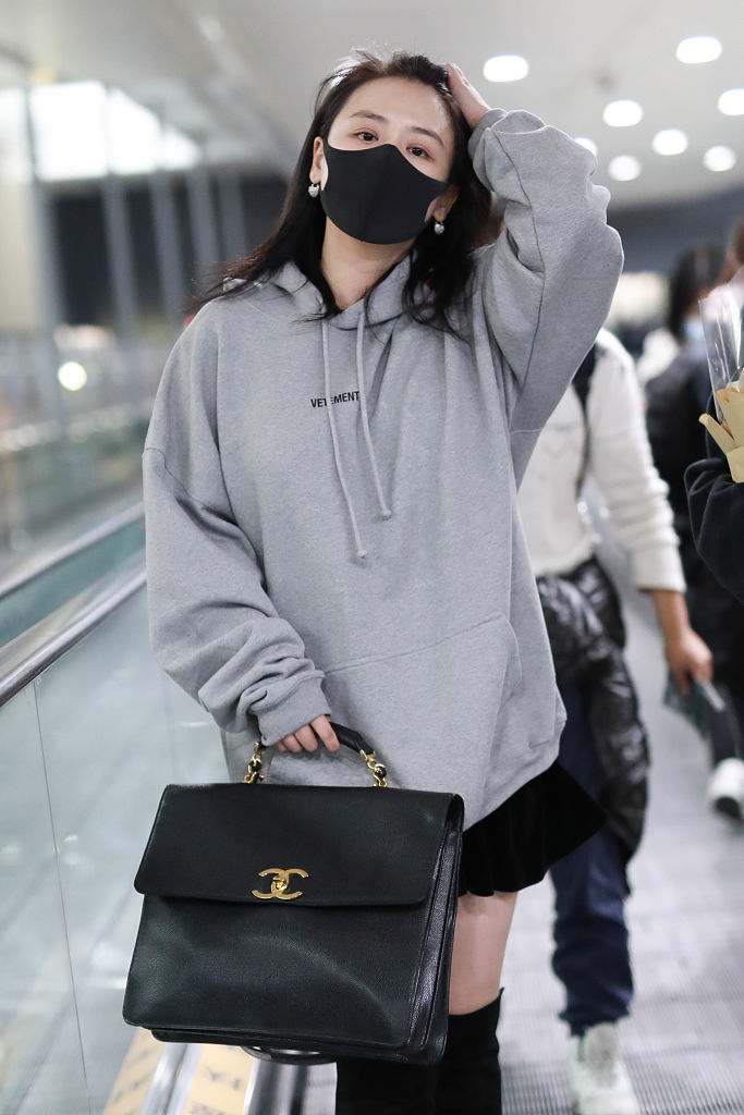 马思纯卫衣配短裙玩"下衣失踪" 大方秀美腿慵懒撩发酷极了