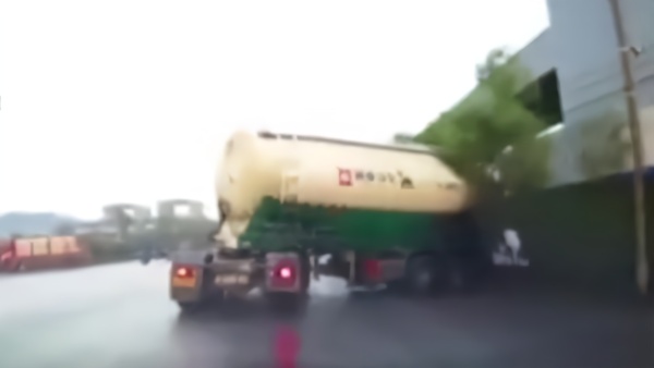 为躲避三轮车，槽罐车紧急刹车“头尾相接”漂移数十米