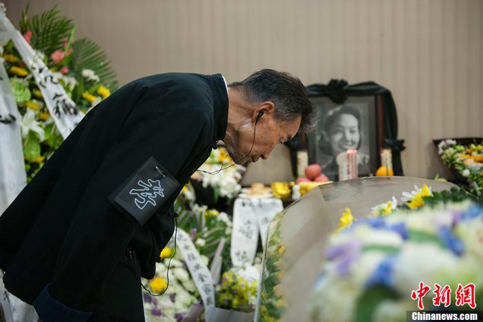 图为演员李雪健在灵堂内悼念。中新网记者 李骏 摄