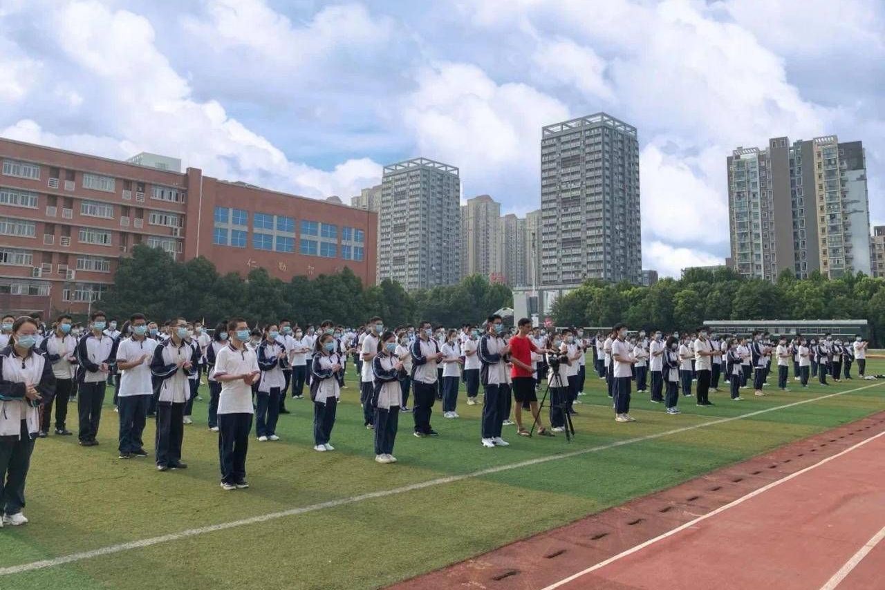 武汉市汉铁高中校服图片