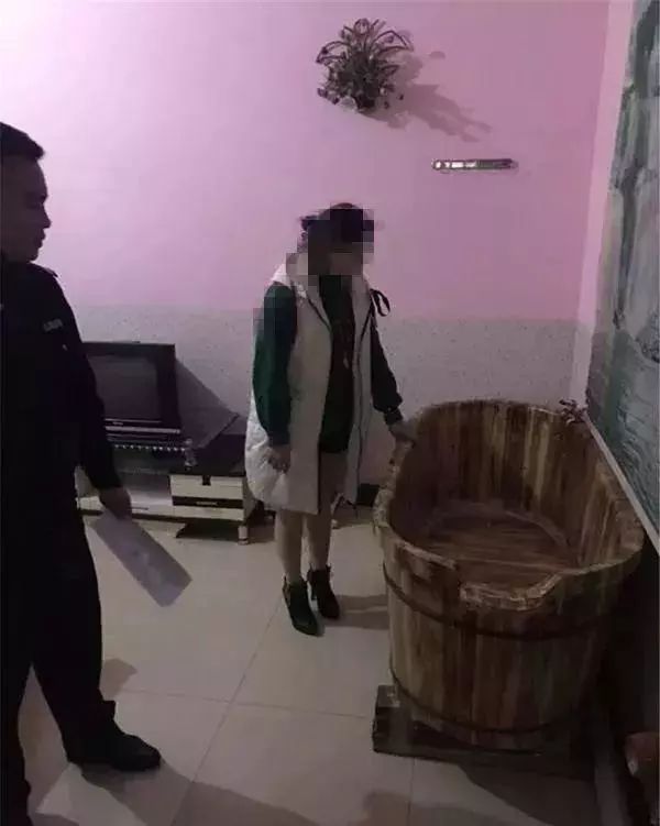 现场不堪入目多名中年大妈卖淫被抓现行