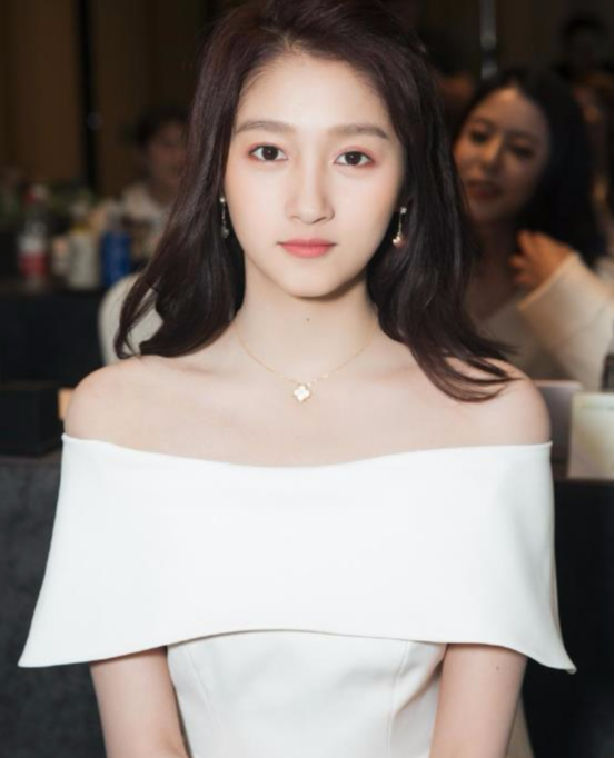 有一种"整容"叫关晓彤剪短发,本以为很丑,结果却意外惊艳众人__凤凰网