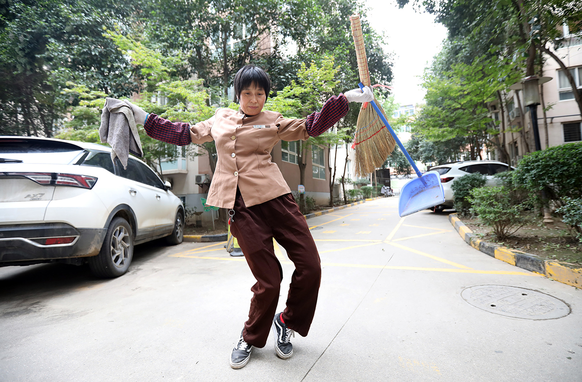 10月20日上午,西安市长安区摩登小镇小区,杨晓菊在小区里跟着手机音乐熟练地跳了起来。跳舞的时候,她很专注、很快乐。10月15日,西安保洁员杨晓菊跳霹雳舞的视频在网络上广为传播,柔软的舞姿惊艳网友。截至21日上午,杨晓菊已有粉丝8.7万,获赞92.8万。110月26日是第26届环卫工人节,他们冬顶严寒、夏冒酷暑,年复一年、日复一日地呵护了万千马路。减影/IC 图
