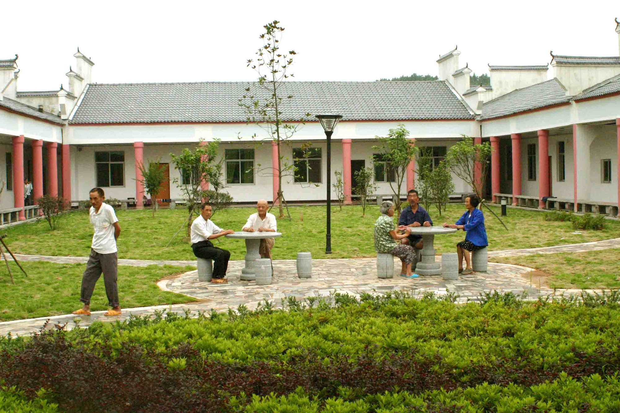 农村老人的养老问题,像城里一样建养老院,适合老人的生活习惯吗__凤凰