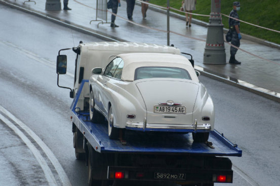 红场阅兵上的胜利牌轿车