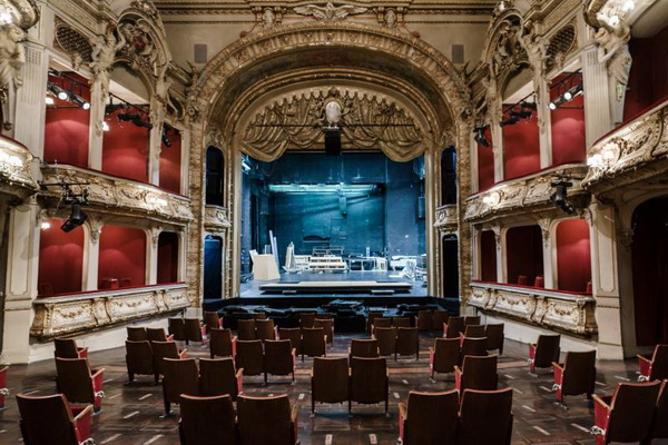 被剥掉了座位的柏林剧院图片来源：Clemens Bilan