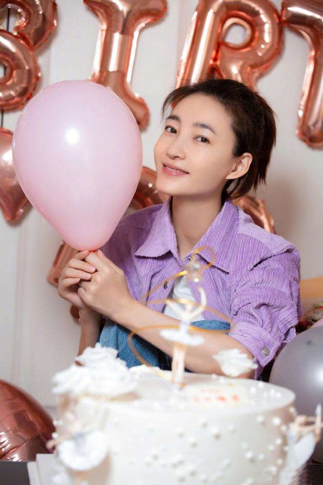 王丽坤过18岁生日粉色派对甜出新高度素颜女神太美了
