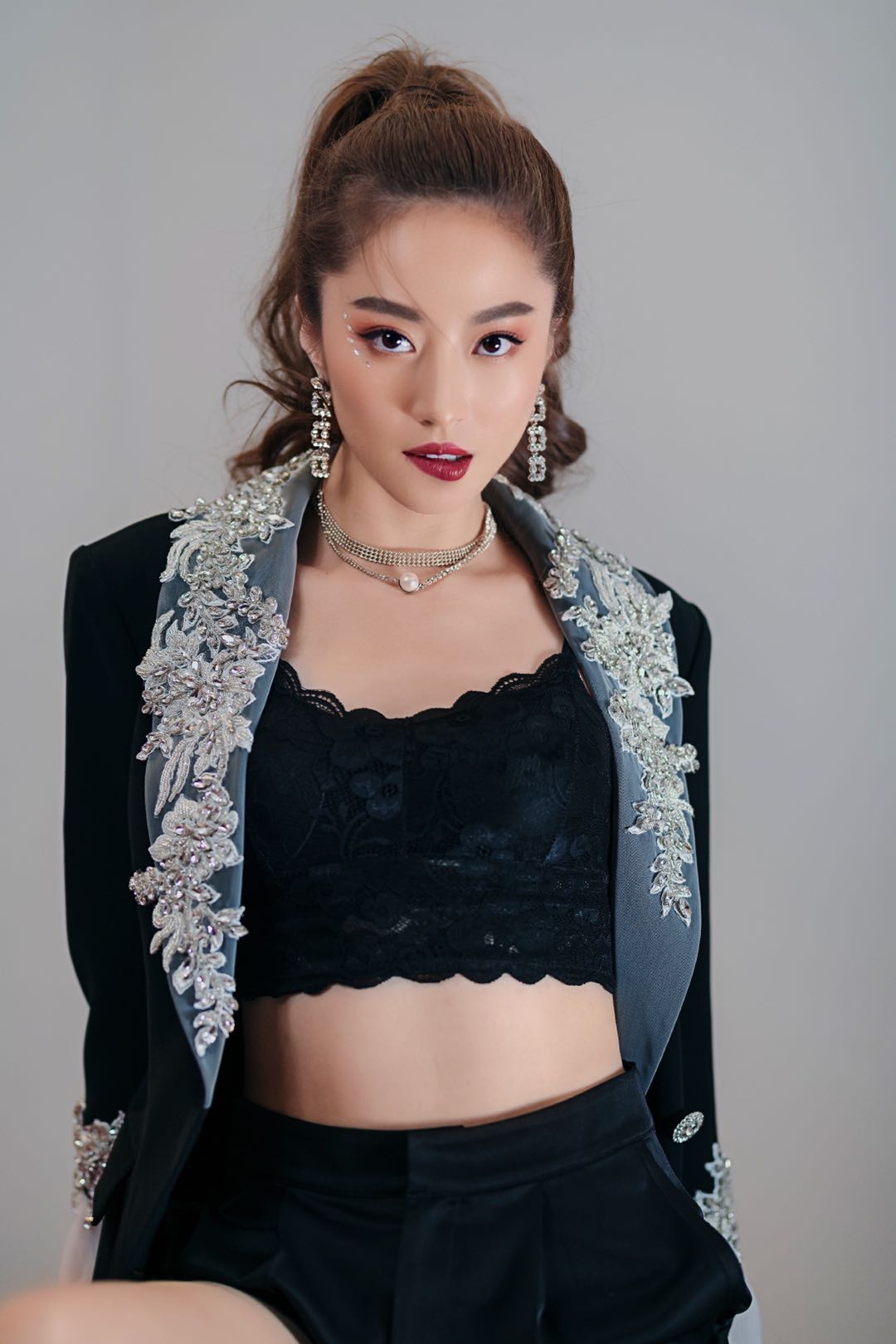 丝绸之路国际微视频展闭幕 卫薇儿红毯表演连换两套造型惊艳全场