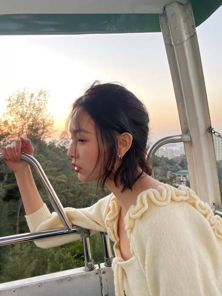 00后赵佳丽仿佛都恋爱了90后还在美滋滋地看八卦