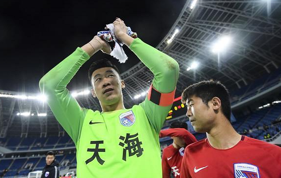 如何看待张鹭在高铁上吸烟上千名球迷反对鲁能后卫也点赞