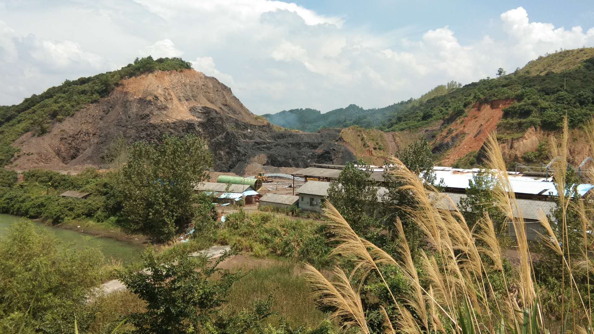 湖南怀化近百家非法页岩砖矿混战 存重大隐患__凤凰网