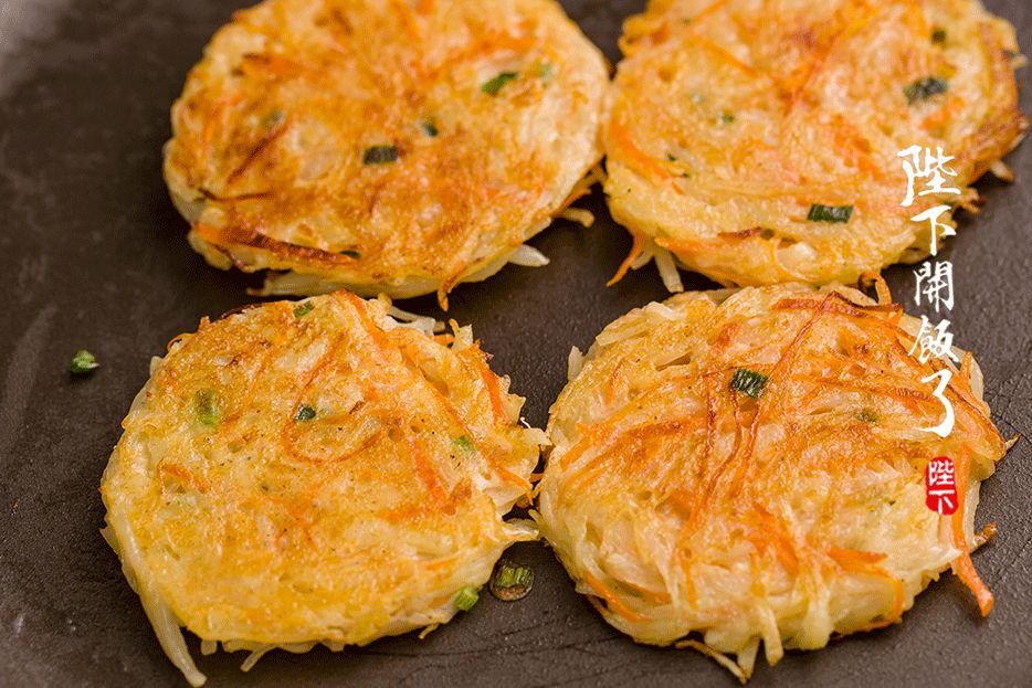 土豆饼出锅可以直接吃,也可以蘸着你们喜欢的酱吃!